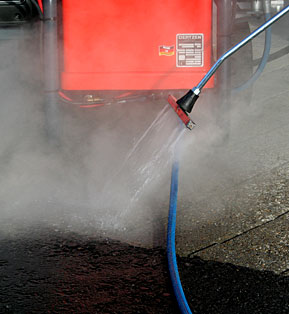 Heisswasser-Unkrautbekämpfung auf Asphalt: 95 Grad heisses Wasser verbrennt das Unkraut bis auf den festen Grund
