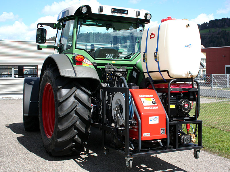 Blackenvernichtungsanlage als Heckaufbau am Traktor, mit Wassertank, Schlauchtrommel und Stromaggregat