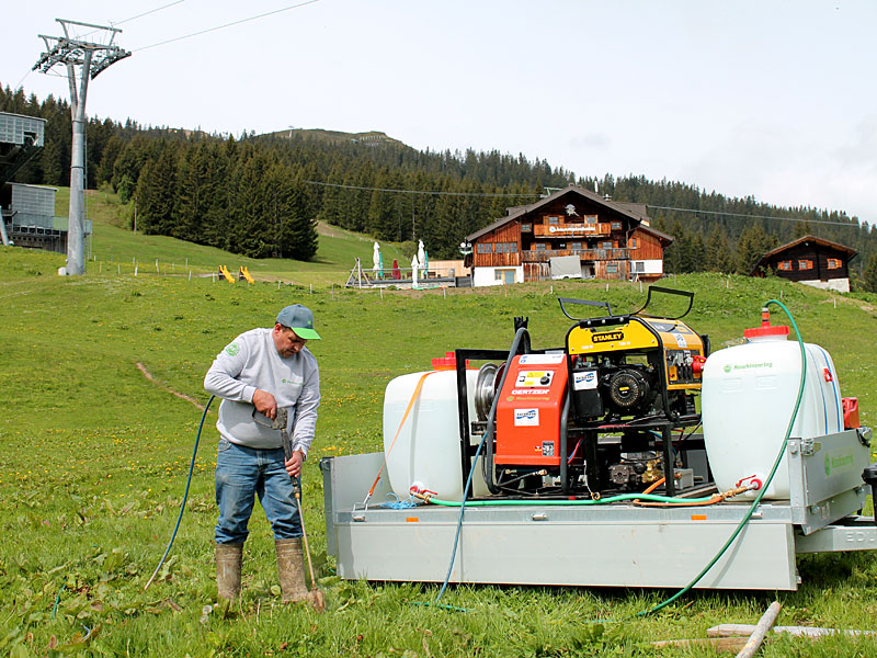 Mobile Blackenvernichtungsanlage von Bachmann im Einsatz auf einer Alpweide