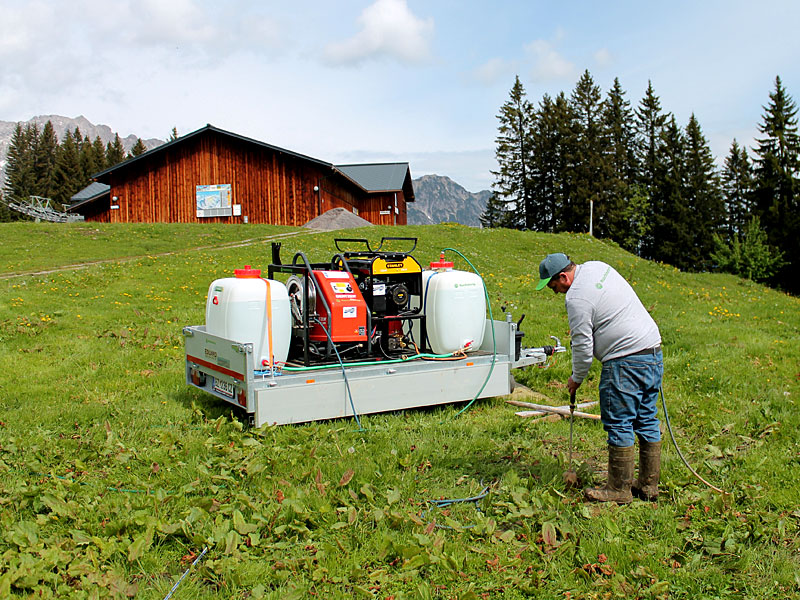 Blackenvernichtungsanlage mit Wassertank auf mobiler Wanne im Einsatz auf einem Bergbetrieb
