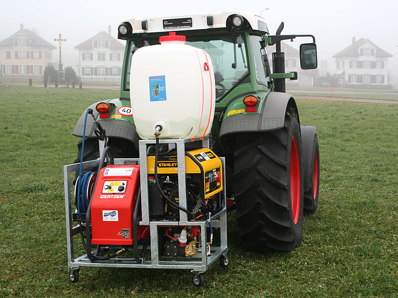 Seitenansicht des Traktor-Heckaufbaus mit Heisswasseranlage, Schlauchtrommel und Wassertank