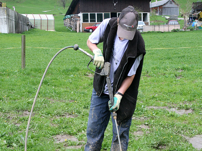 Landwirt vernichtet Blacken mit der Heisswasserlanze der BIO-Blackenvernichtungsanlage von Bachmann